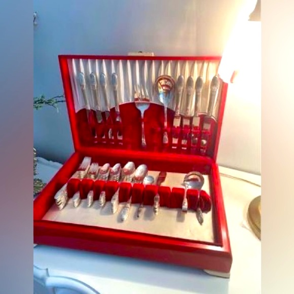 1847 ROGERS BROS IS SILVERWARE SET FOR 8 + SERVING 66 PCS